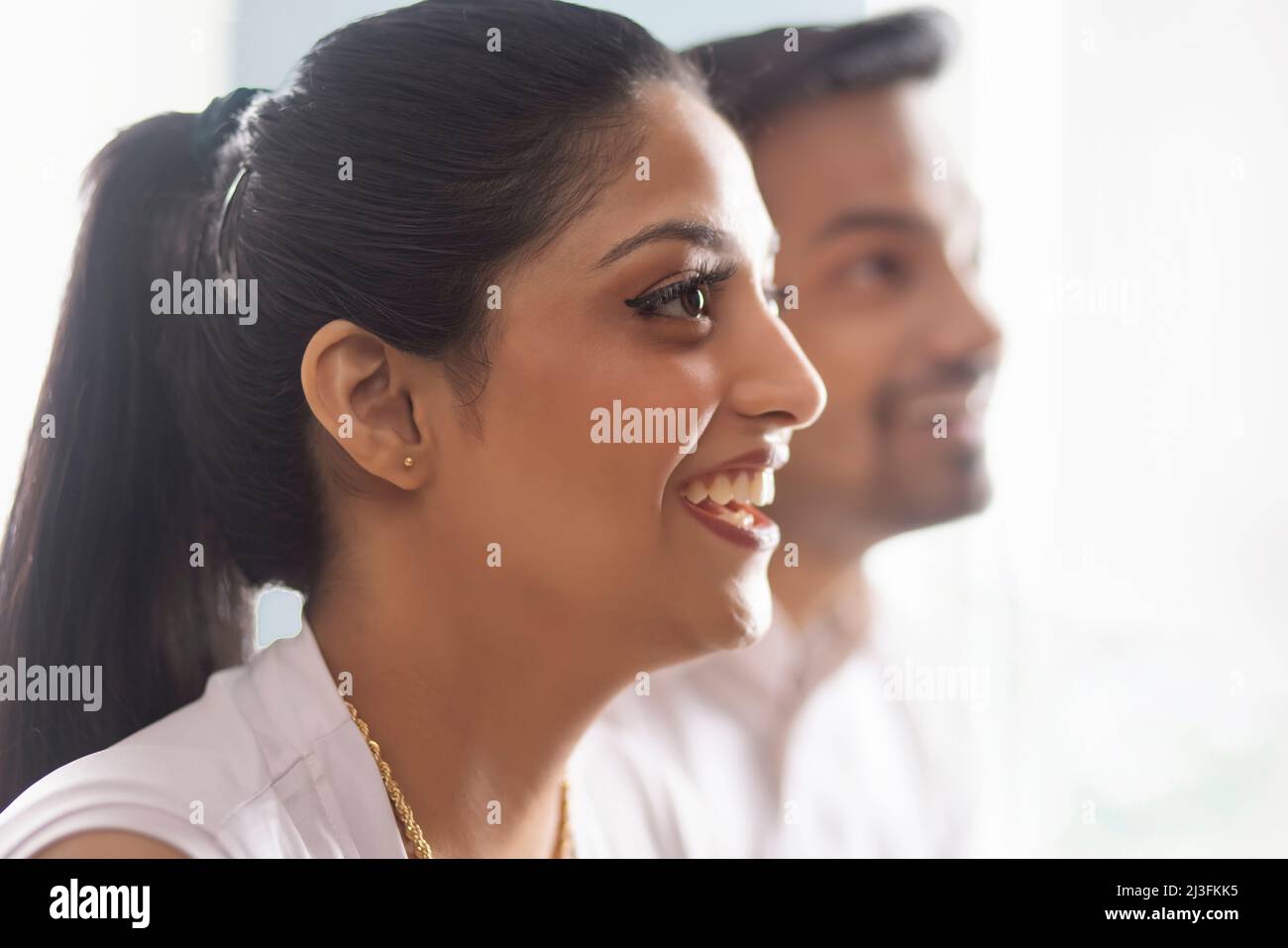 Due colleghi ascoltano attentamente durante la riunione Foto Stock