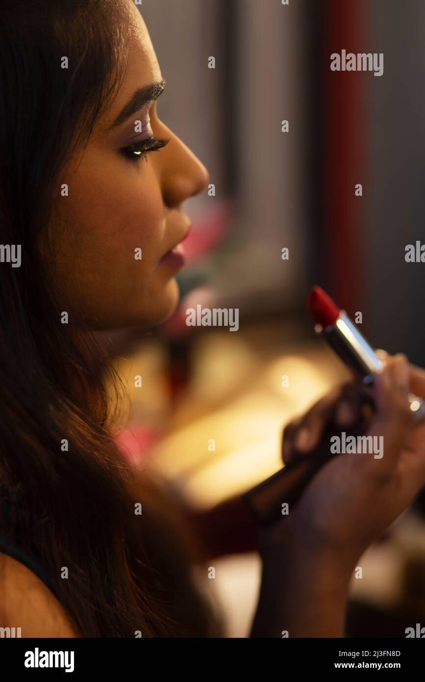 Ritratto in primo piano di una donna adulta con rossetto rosso Foto Stock