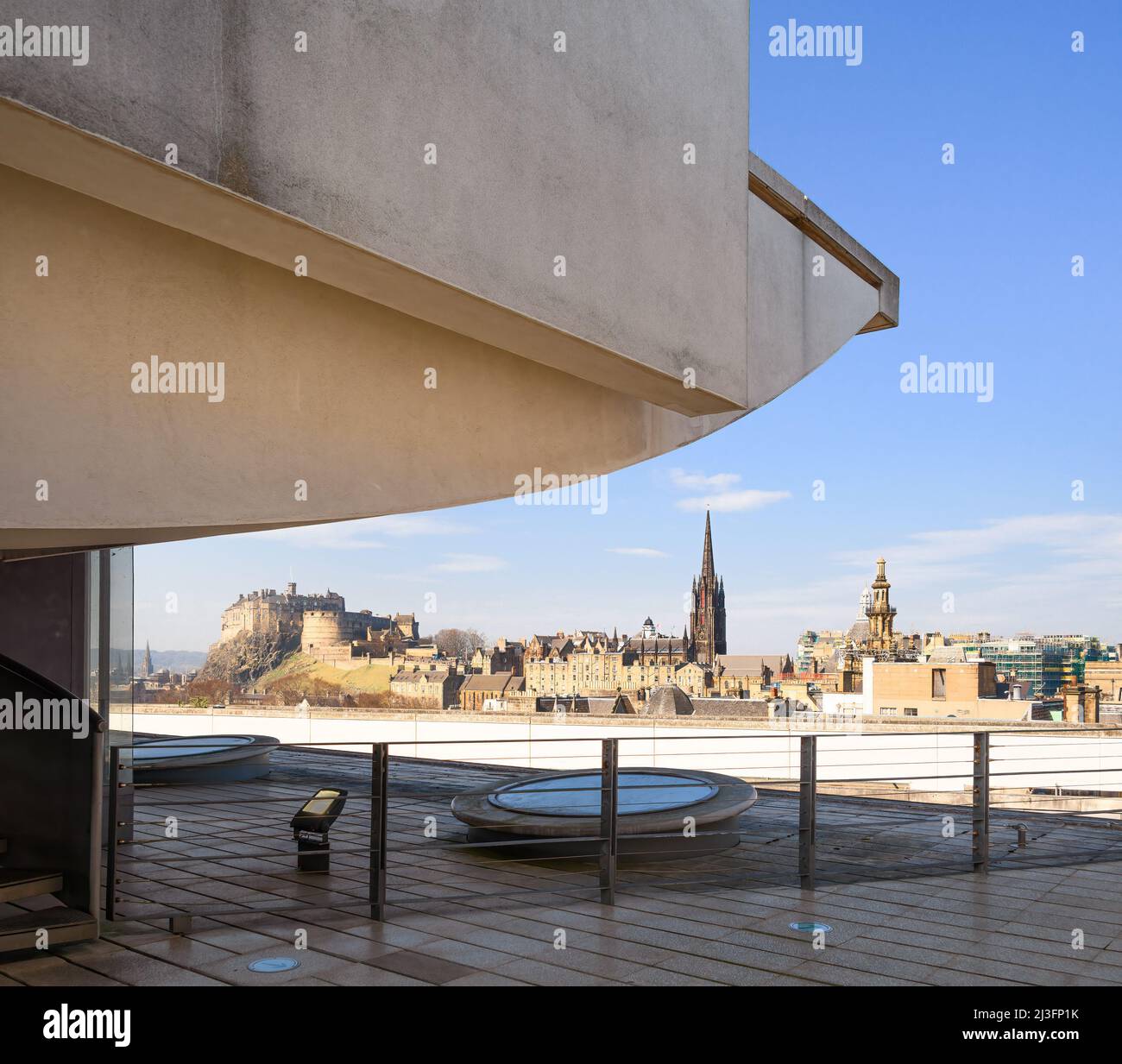 Edimburgo, Scozia, Regno Unito - estensione del Museo Nazionale della Scozia da Benson & Forsyth, esterno con lo skyline della città del Castello di Edimburgo Foto Stock