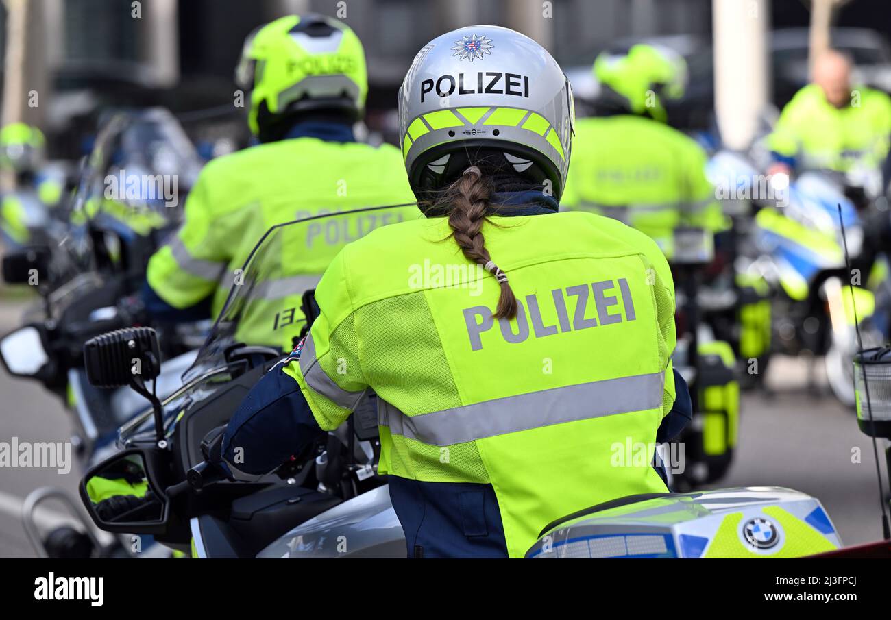 Erfurt, Germania. 08th Apr 2022. I poliziotti della Turingia e i poliziotti dello squadrone della motocicletta conoscono le loro nuove motociclette. Ventidue nuove moto radio sono state messe in servizio dalla polizia Turingia per gli ispettorati della polizia di Stato e gli ispettorati della pattuglia stradale. Le motociclette BMW R 1250 RT P, con cilindrata di 1.254 cc, hanno 136 cv e pesano 279 kg. Il costo totale della nuova acquisizione è di 840.000 euro. Credit: Martin Schutt/dpa/Alamy Live News Foto Stock