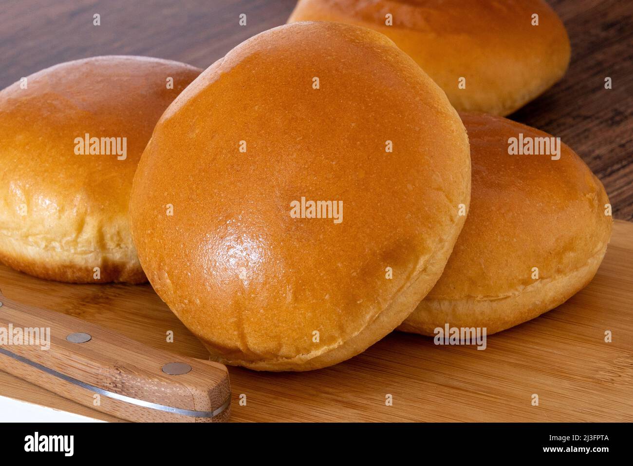 Cuccette fresche isolate su sfondo di legno Foto Stock