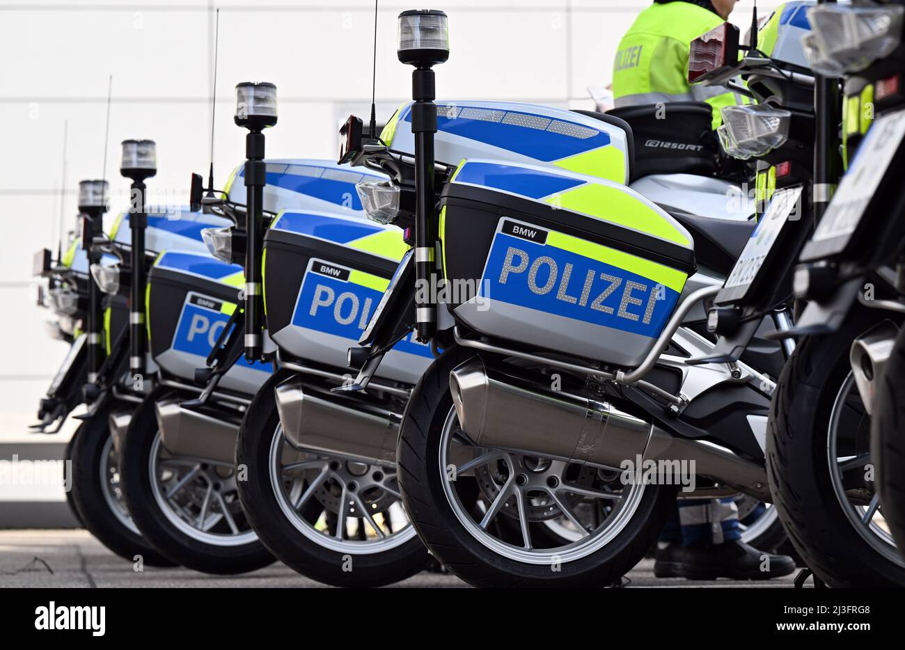 Erfurt, Germania. 08th Apr 2022. 'Polizia' è scritto sulle nuove motociclette per lo squadrone motociclistico della polizia Turingia. Ventidue nuove moto radio sono state messe in servizio dalla polizia Turingia per gli ispettorati della polizia di Stato e per l'ispettorato della polizia stradale. Le motociclette BMW R 1250 RT P con cilindrata di 1.254 cc hanno 136 cv e pesano 279 kg. Il costo totale della nuova acquisizione è di 840.000 euro. Credit: Martin Schutt/dpa/Alamy Live News Foto Stock