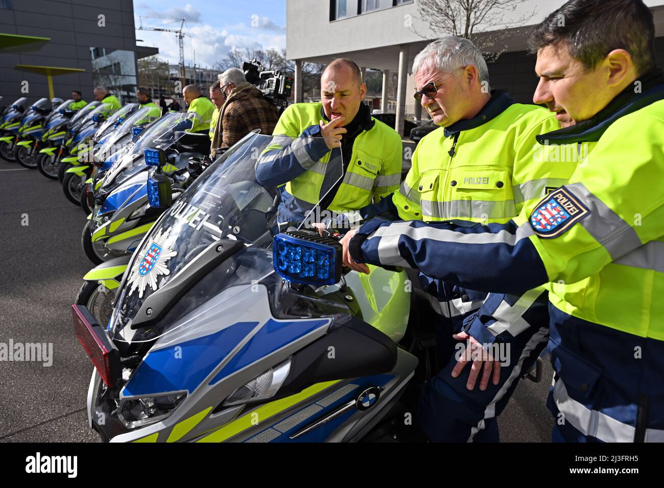 Erfurt, Germania. 08th Apr 2022. Gli ufficiali di polizia della Turingia dello squadrone del motociclo ottengono conoscere le loro nuove motociclette. Ventidue nuove moto radio sono state messe in servizio dalla polizia Turingia per gli ispettorati della polizia di Stato e la pattuglia autostradale. Le motociclette BMW R 1250 RT P, con cilindrata di 1.254 cc, hanno 136 cv e pesano 279 kg. Il costo totale della nuova acquisizione è di 840.000 euro. Credit: Martin Schutt/dpa/Alamy Live News Foto Stock