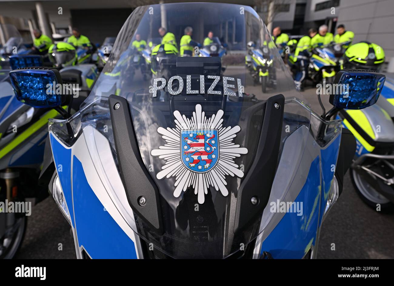 Erfurt, Germania. 08th Apr 2022. La 'polizia' è scritta sulla nuova motocicletta per lo squadrone motociclistico della polizia Turingia. Ventidue nuove moto radio sono state messe in servizio dalla polizia Turingia per gli ispettorati della polizia di Stato e per l'ispettorato della polizia stradale. Le motociclette BMW R 1250 RT P con cilindrata di 1.254 cc hanno 136 cv e pesano 279 kg. Il costo totale della nuova acquisizione è di 840.000 euro. Credit: Martin Schutt/dpa/Alamy Live News Foto Stock