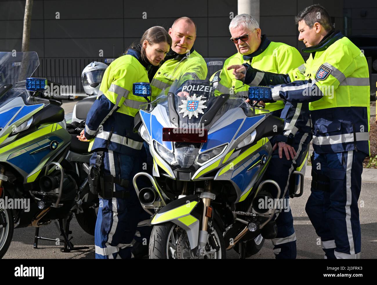 Erfurt, Germania. 08th Apr 2022. Gli ufficiali di polizia della Turingia dello squadrone del motociclo ottengono conoscere le loro nuove motociclette. Ventidue nuove moto radio sono state messe in servizio dalla polizia Turingia per gli ispettorati della polizia di Stato e la pattuglia autostradale. Le motociclette BMW R 1250 RT P, con cilindrata di 1.254 cc, hanno 136 cv e pesano 279 kg. Il costo totale della nuova acquisizione è di 840.000 euro. Credit: Martin Schutt/dpa/Alamy Live News Foto Stock