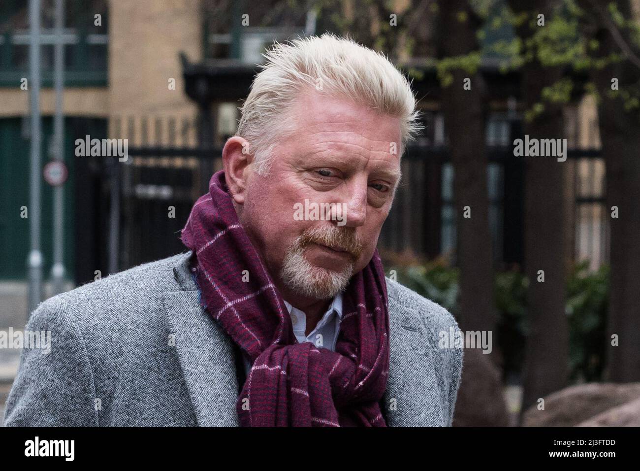Londra, Regno Unito. 8th aprile 2022. L'ex stella del tennis Boris Becker arriva al Southwark Crown Court mentre la giuria dovrebbe continuare a deliberare sui verdetti nel suo processo sopra presunto occultamento dei beni, compreso medaglie, trofei di Wimbledon e proprietà dai trustei fallimentari. Credit: Wiktor Szymanowicz/Alamy Live News Foto Stock