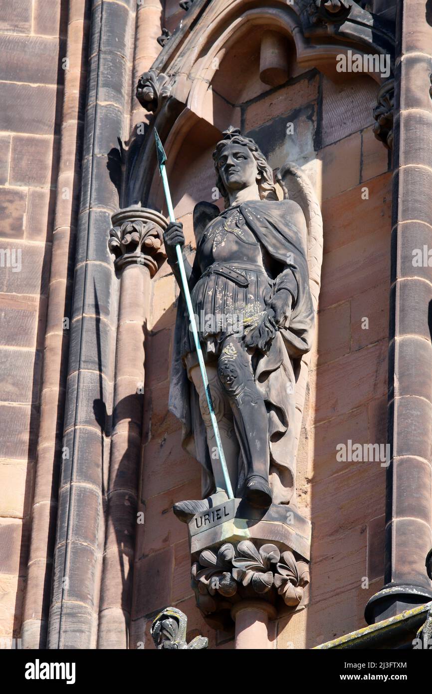 Statua dell'Arcangelo Uriel sul fronte ovest della Cattedrale di Lichfield, Staffordshire, Inghilterra Foto Stock