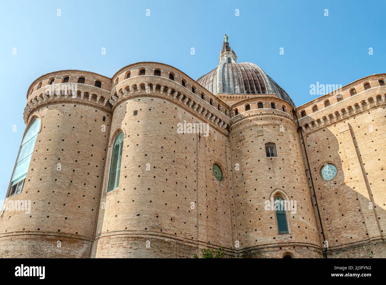 Basilica di Santa Casa nel centro storico di Loreto da dietro, Marche, Italia Foto Stock