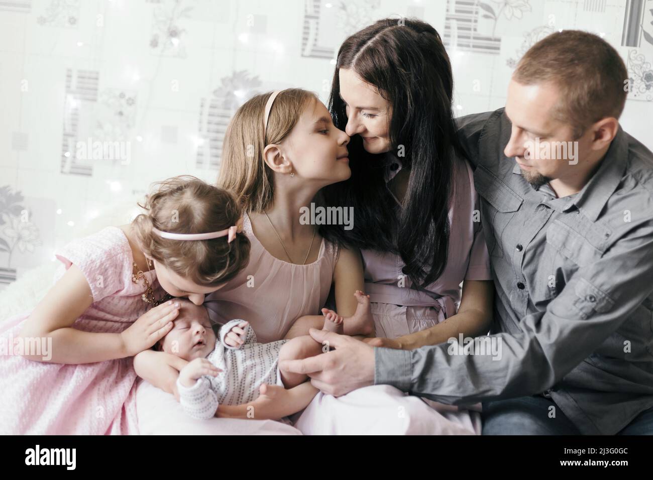 famiglia felice con un bambino appena neonato grazioso. Foto Stock