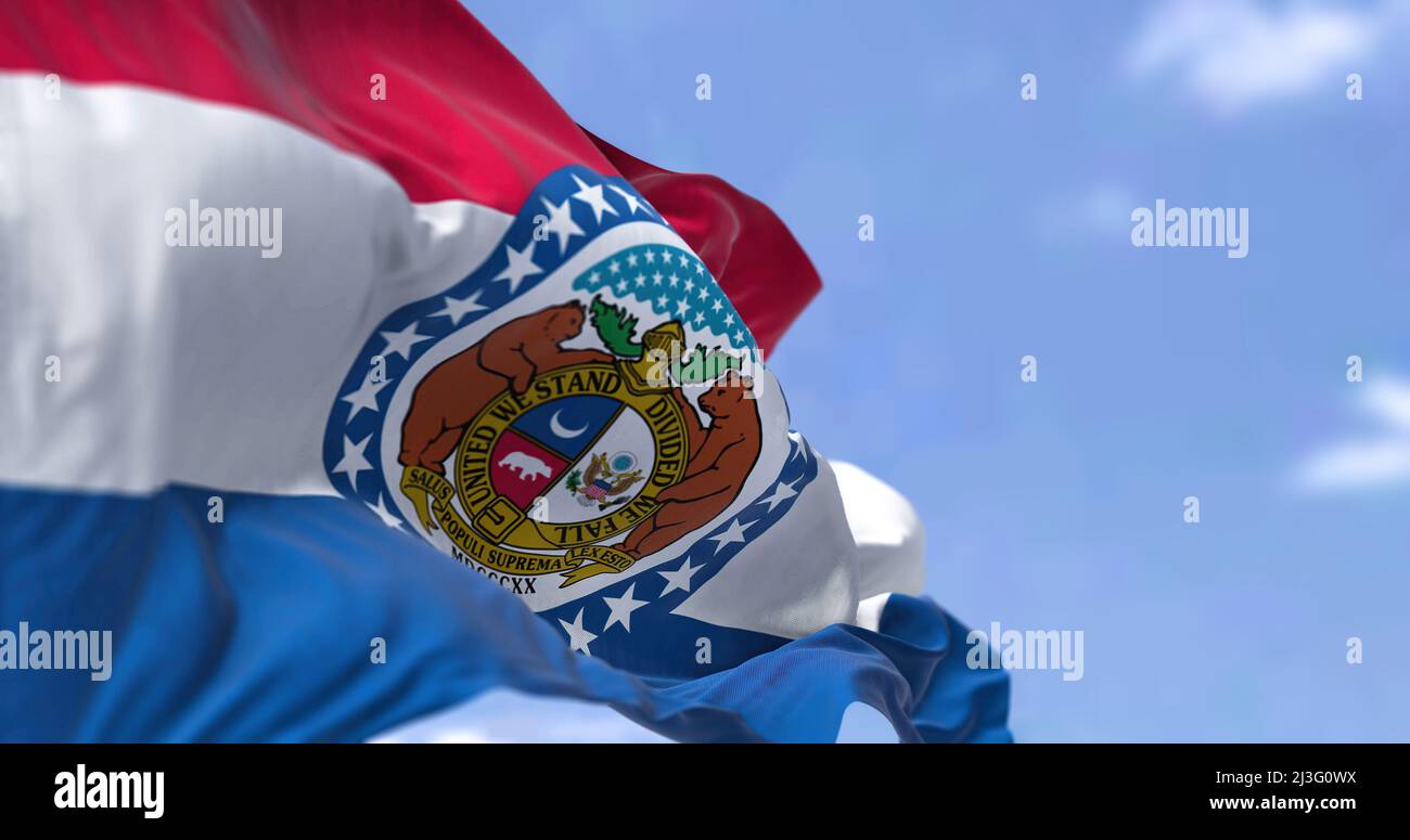 La bandiera di stato degli Stati Uniti del Missouri sventola nel vento. Il Missouri è uno stato della regione del Midwest degli Stati Uniti. Democrazia e indipendenza. Foto Stock