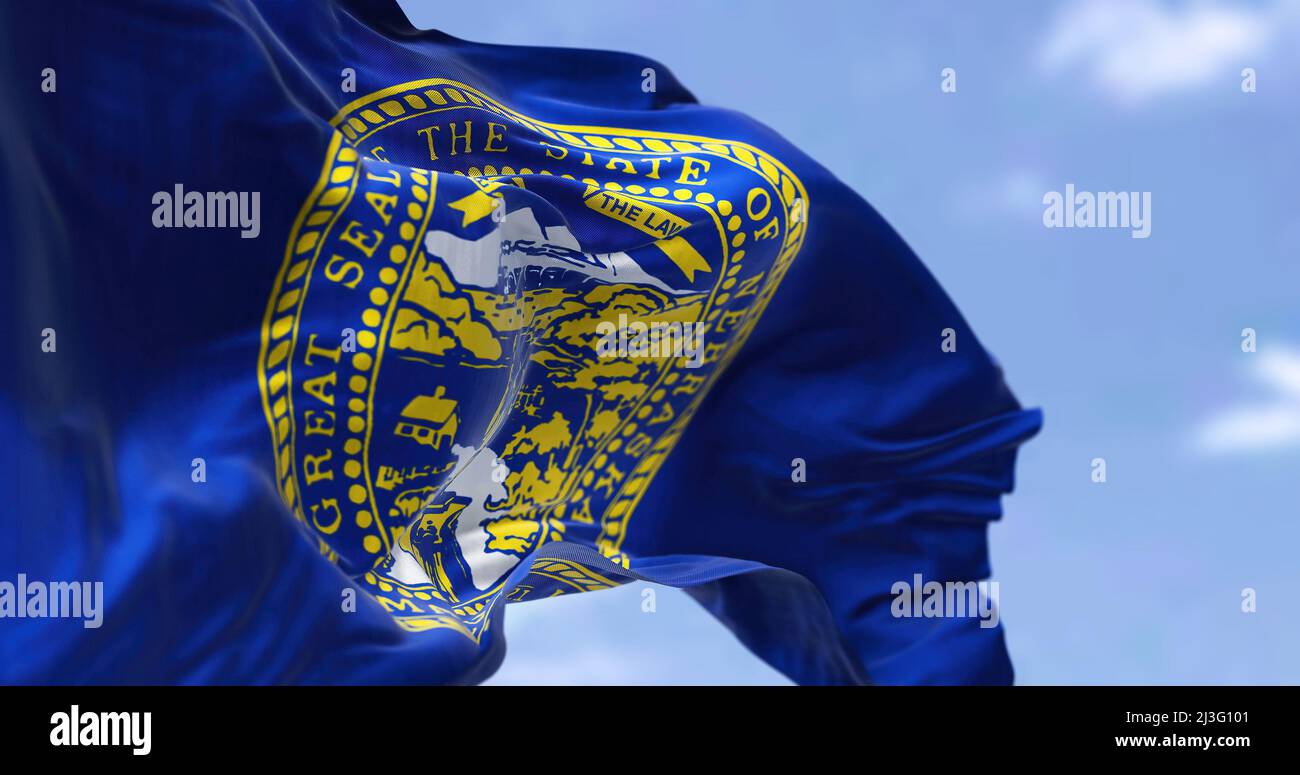 La bandiera di stato del Nebraska statunitense sventola nel vento. Il Nebraska è uno stato della regione Midwest degli Stati Uniti. Democrazia e indipendenza. Foto Stock