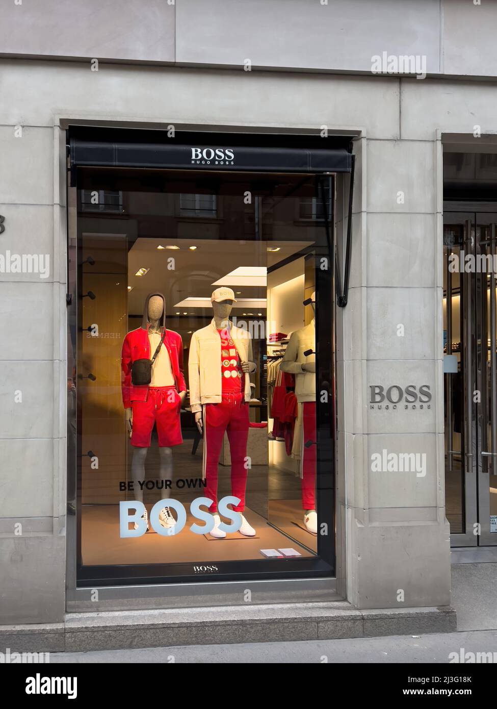 Parigi, Francia - AP 7, 2022: Hugo Boss negozio di abbigliamento di lusso  moda nella città francese con nuovi e vecchi logotipi insignia dopo il  rebranding Foto stock - Alamy