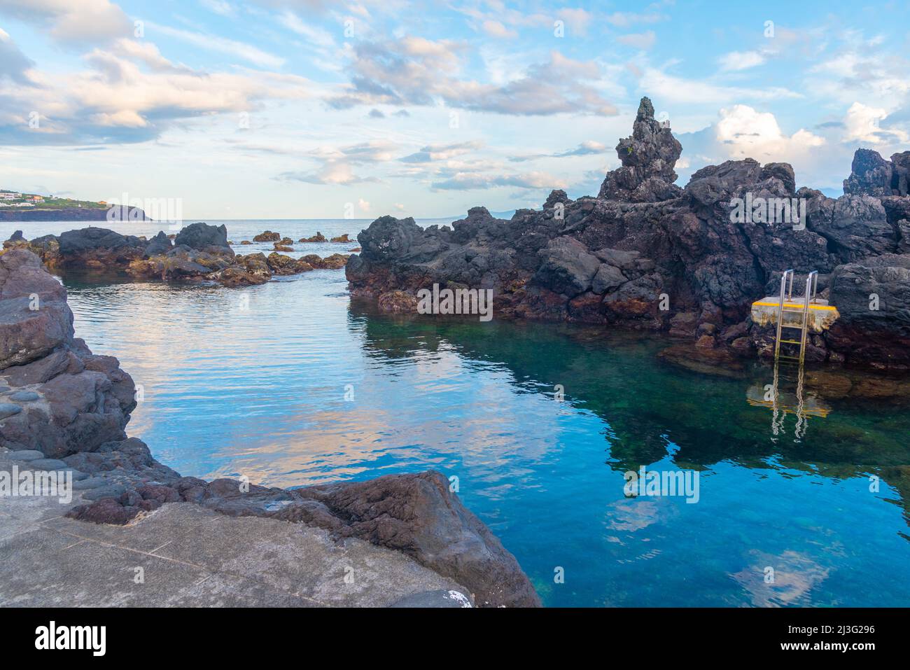 Piscina naturale nella città di Velas, sull'isola di Sao Jorge, nelle Azzorre, in Portogallo. Foto Stock