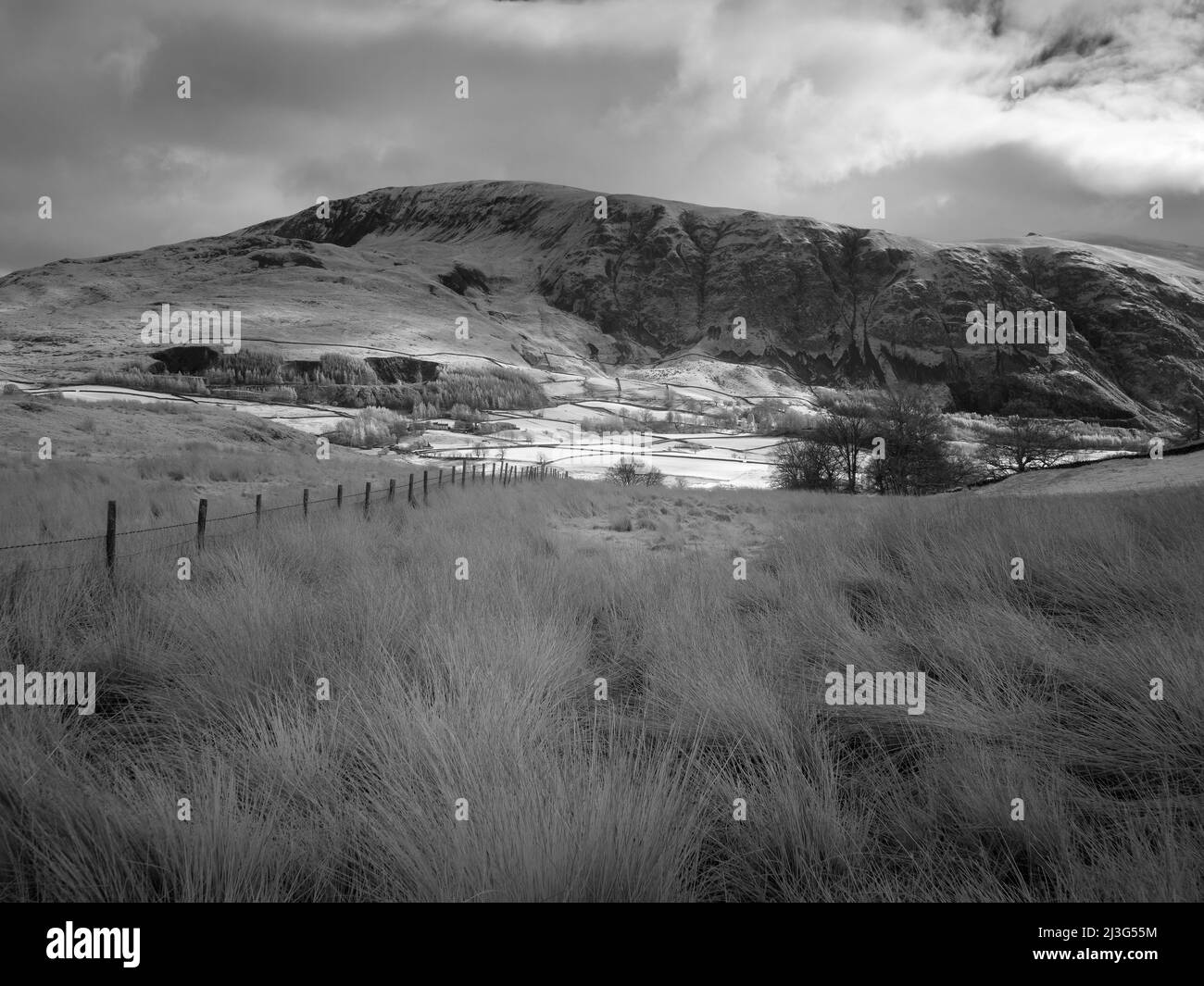 Un'immagine infrarossa di St John's in the vale and Clough Head da Low Rigg nel Parco Nazionale del Distretto dei Laghi Inglese, Cumbria, Inghilterra. Foto Stock