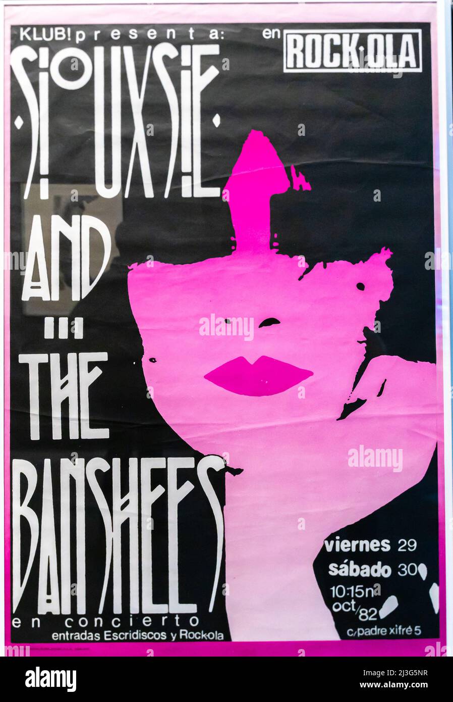 Siouxsie e i Banshees mostrano il poster del concerto, 1982. Rock Posters Collection della Rock-Ola Room, Madrid. Foto Stock