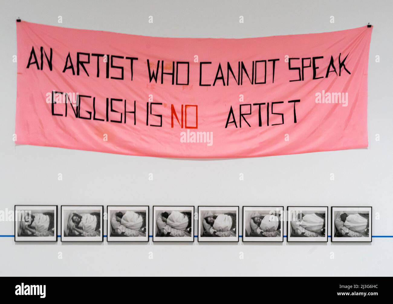 Un artista che non può parlare inglese non è artista - Mladen Stilinovic - 1992 - acrilico su seta artificiale - 140 x 420 cm. Reina Sofía Madrid Spagna Foto Stock