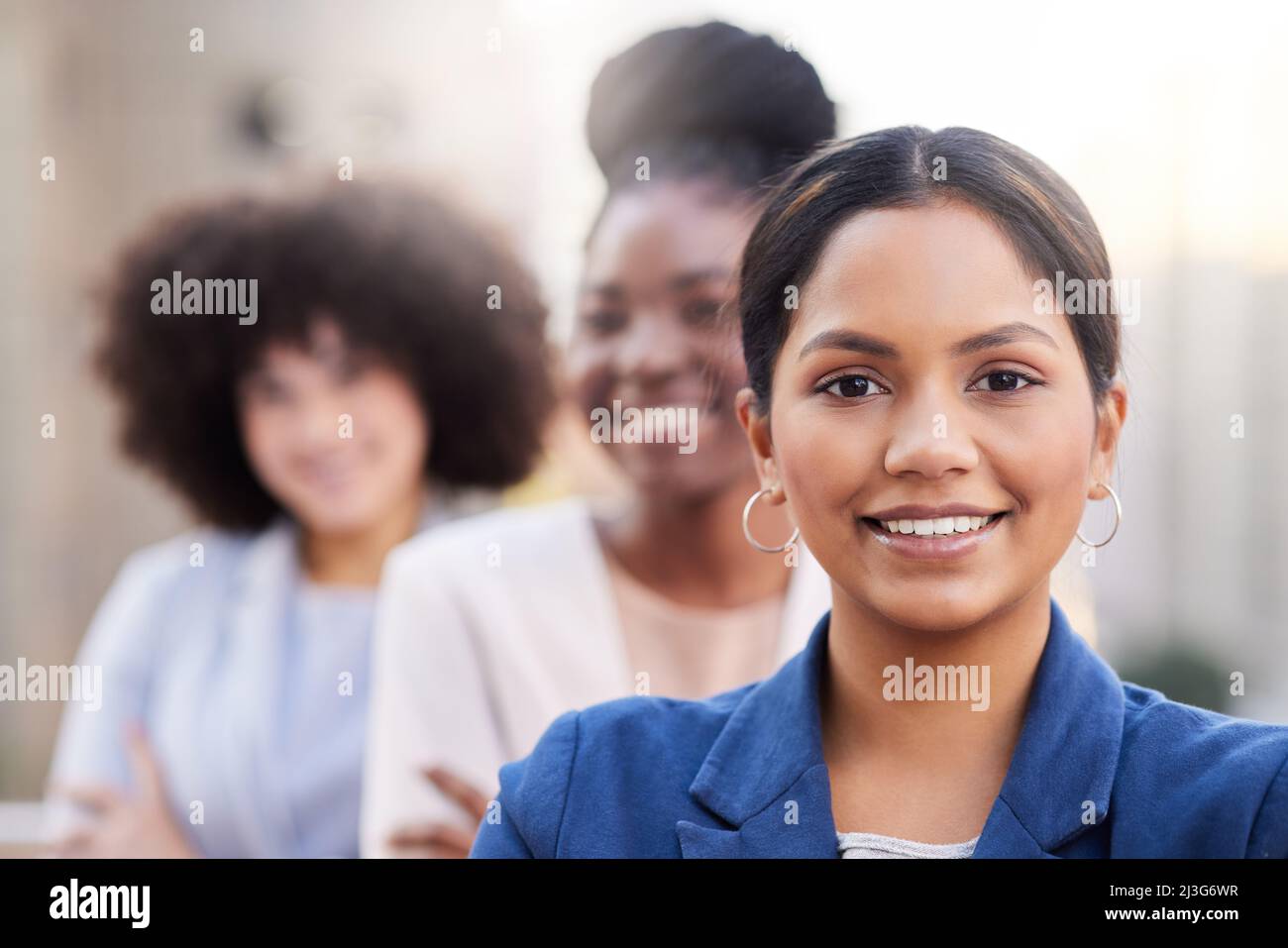 I miei colleghi hanno sempre le spalle. Girato di un gruppo diversificato di donne d'affari che si levano in piedi insieme sul balcone all'esterno. Foto Stock