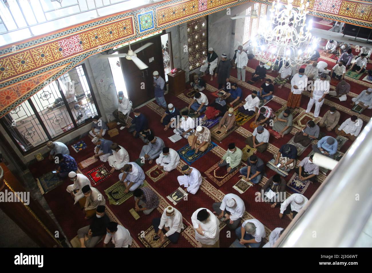 Bekasi, Giava Occidentale, Indonesia. 8th Apr 2022. I musulmani effettuano le preghiere del venerdì alla moschea di al Fattah nella zona della città di Bekasi, Giava Occidentale, Indonesia. Quest'anno, i musulmani possono tornare a compiere le preghiere del venerdì in congregazione presso la moschea durante il mese santo del Ramadan 2022, pur essendo ancora obbligati ad attuare i protocolli sanitari, considerando che l'Indonesia è ancora colpita dalla pandemia del Covid-19. (Credit Image: © Kuncoro Widyo Rumpoko/Pacific Press via ZUMA Press Wire) Foto Stock