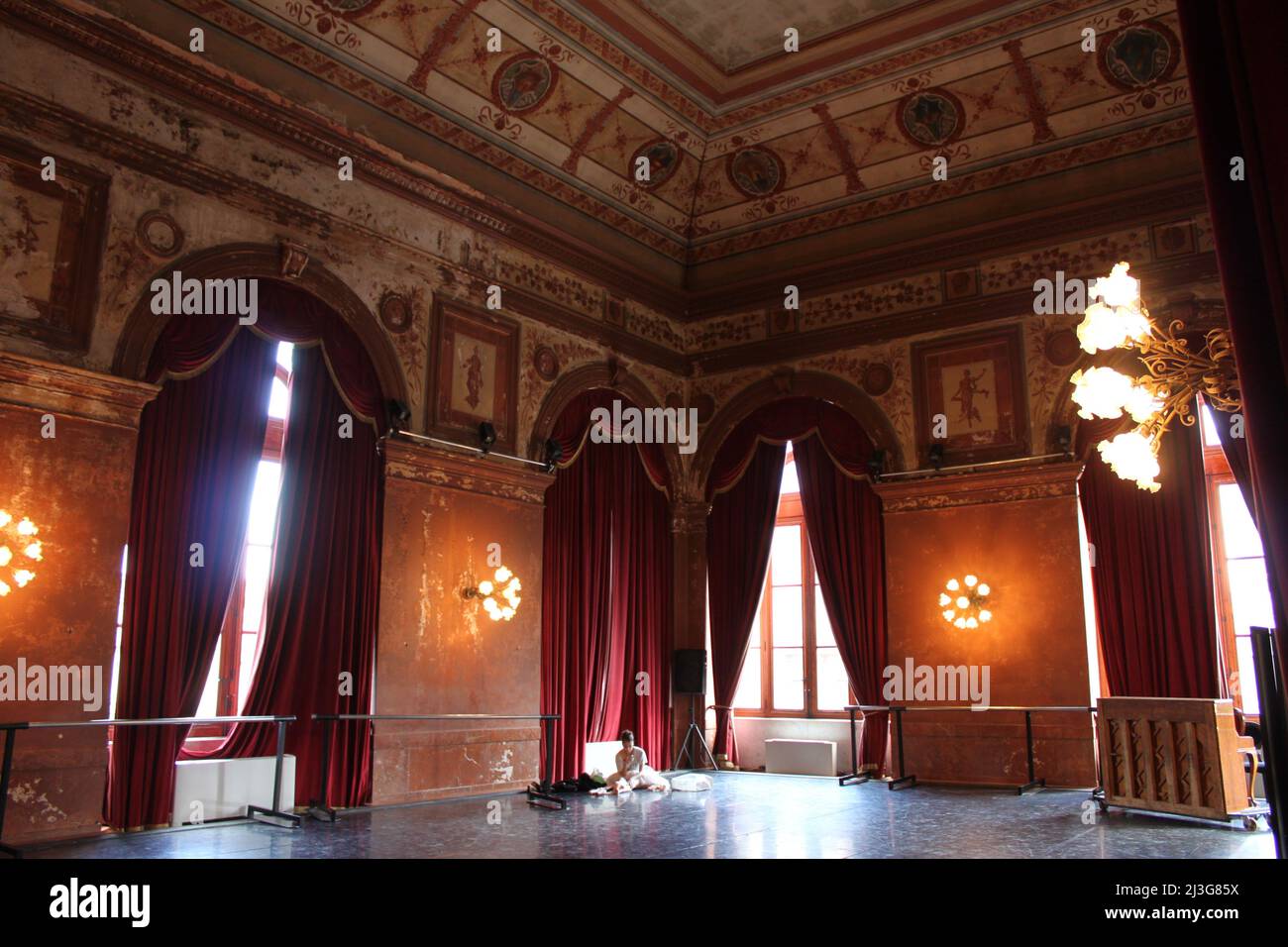 Ballerina che si estende al Teatro massimo di Palermo, in Sicilia Foto Stock