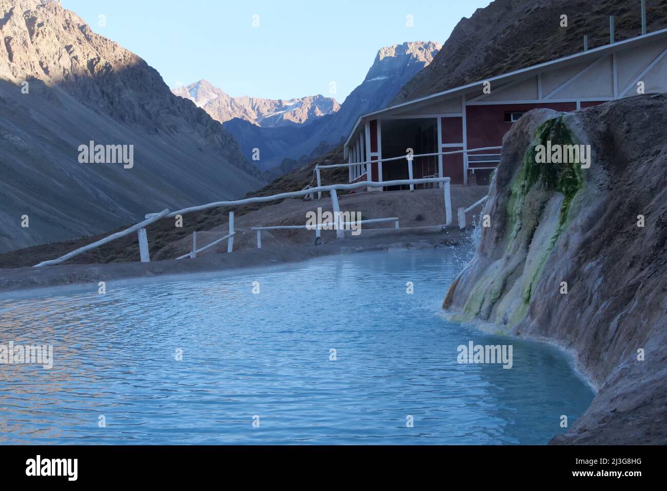 Piscine termali a Termas Valle de Colina, Cajón del Maipo, una popolare destinazione turistica in Cile, Sud America Foto Stock