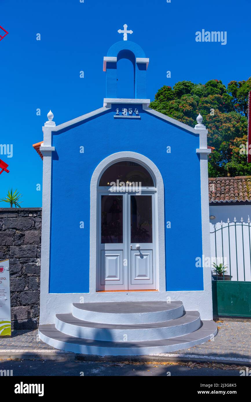 Cappella blu di fronte al mulino a vento Pico Vermelho sull'isola di Sao Miguel, Portogallo. Foto Stock