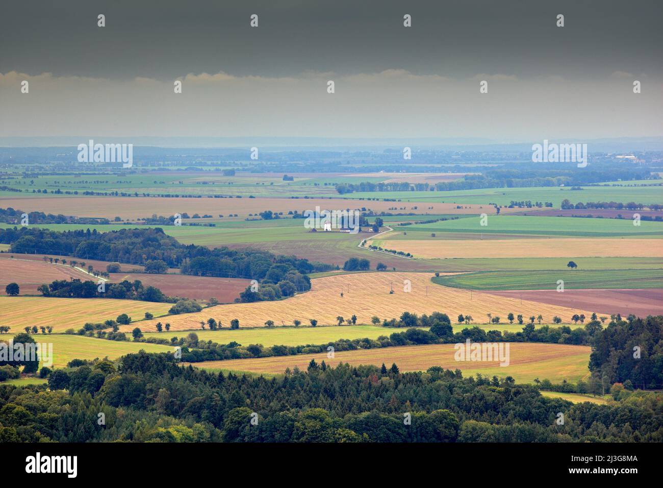 Kokorinsko, Repubblica Ceca. Campi, prati, con nuvole. Bellissimo paesaggio mattutino. Villaggio sotto la collina. Paesaggio con campi e prato intorno Foto Stock