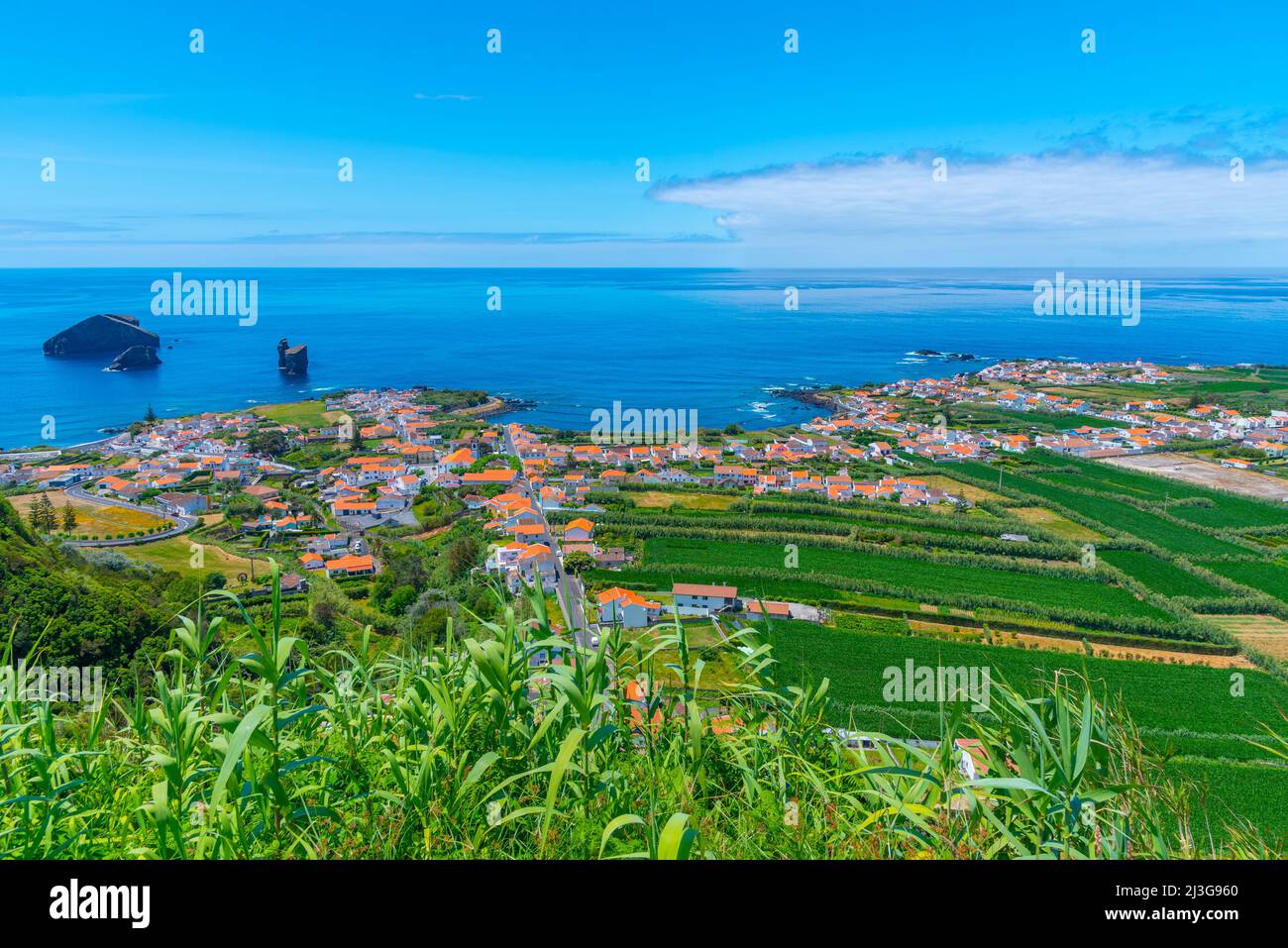 Vista aerea della città di Mosteiros sull'isola di Sao Miguel in Portogallo. Foto Stock