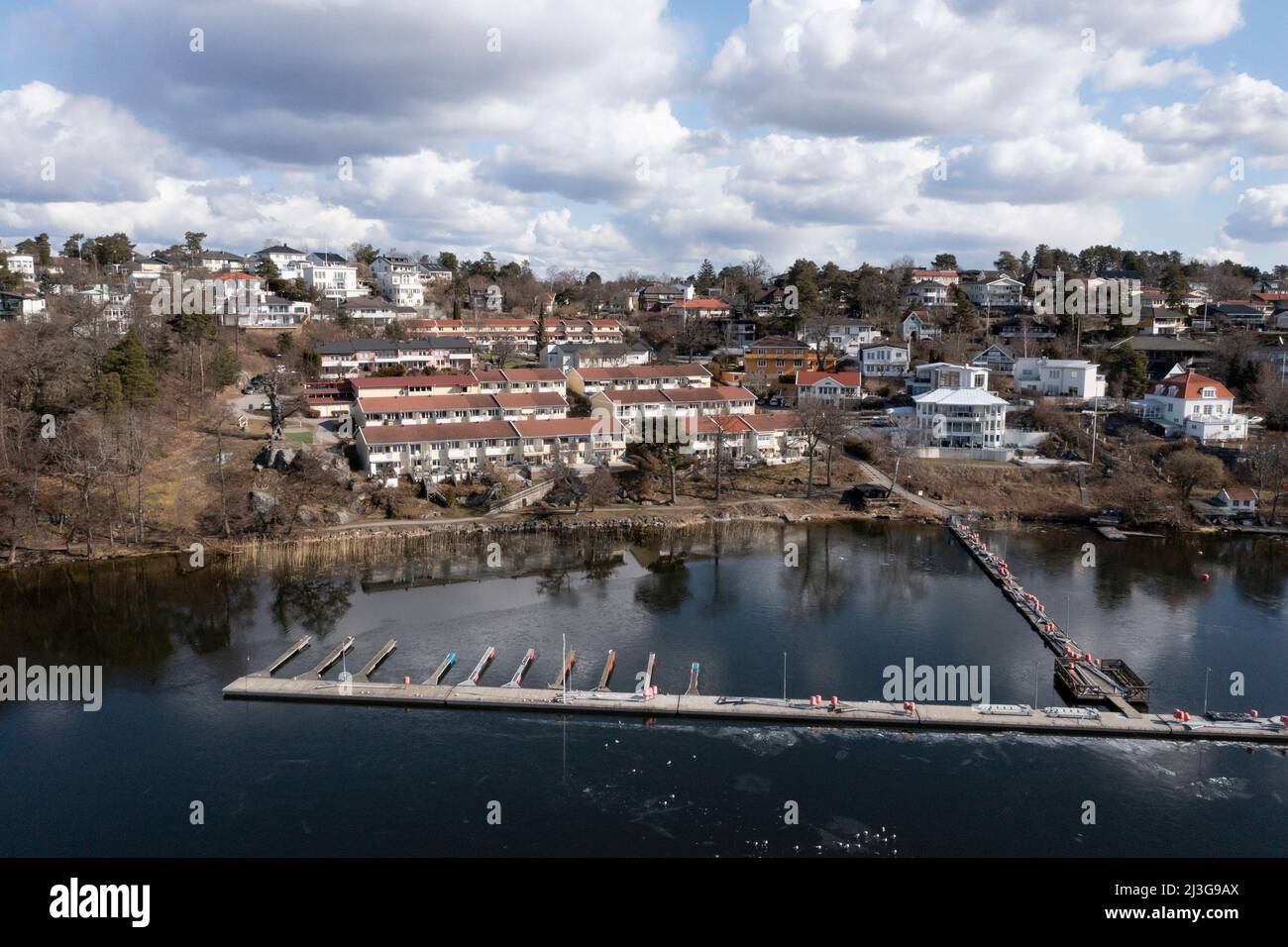 Vista di Hässelby con le rive del lago di Mälaren. Foto Stock