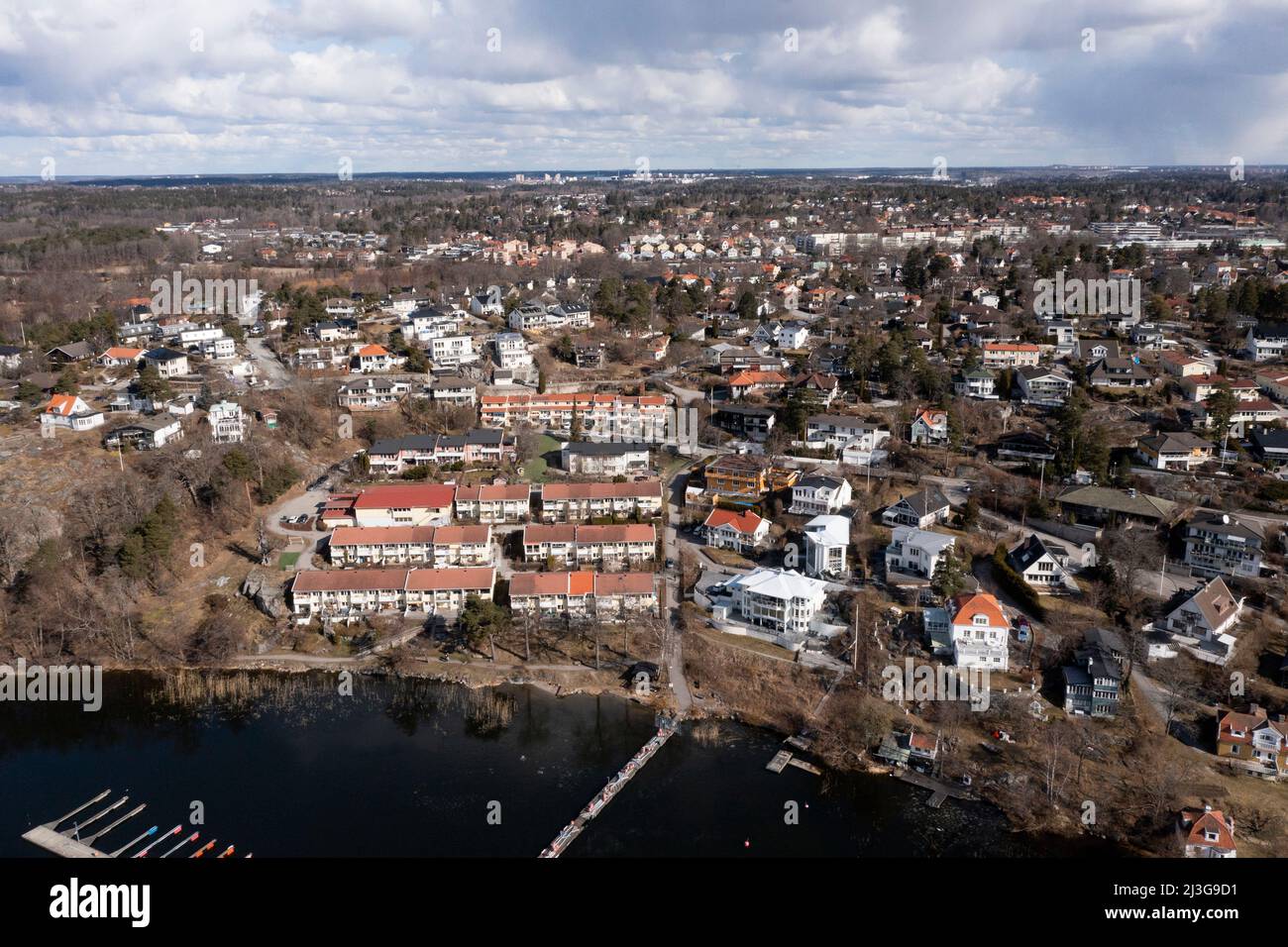 Vista di Hässelby con le rive del lago di Mälaren. Foto Stock