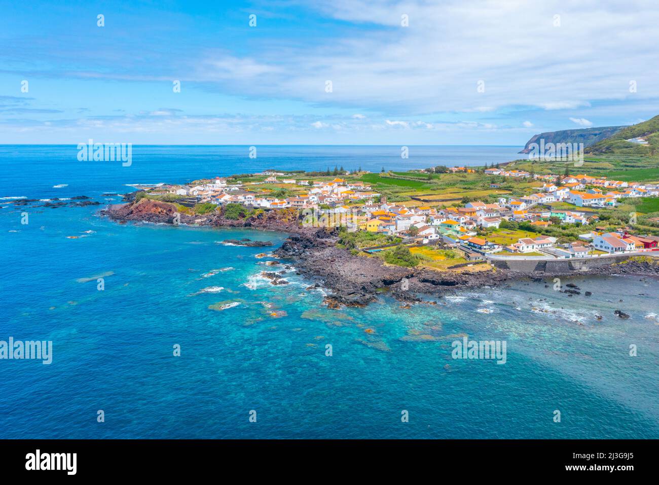 Vista aerea della città di Mosteiros sull'isola di Sao Miguel in Portogallo. Foto Stock