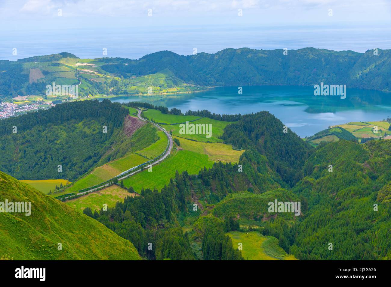 Veduta aerea della caldera di Sete Cidades sull'isola di Sao Miguel delle Azzorre, Portogallo. Foto Stock