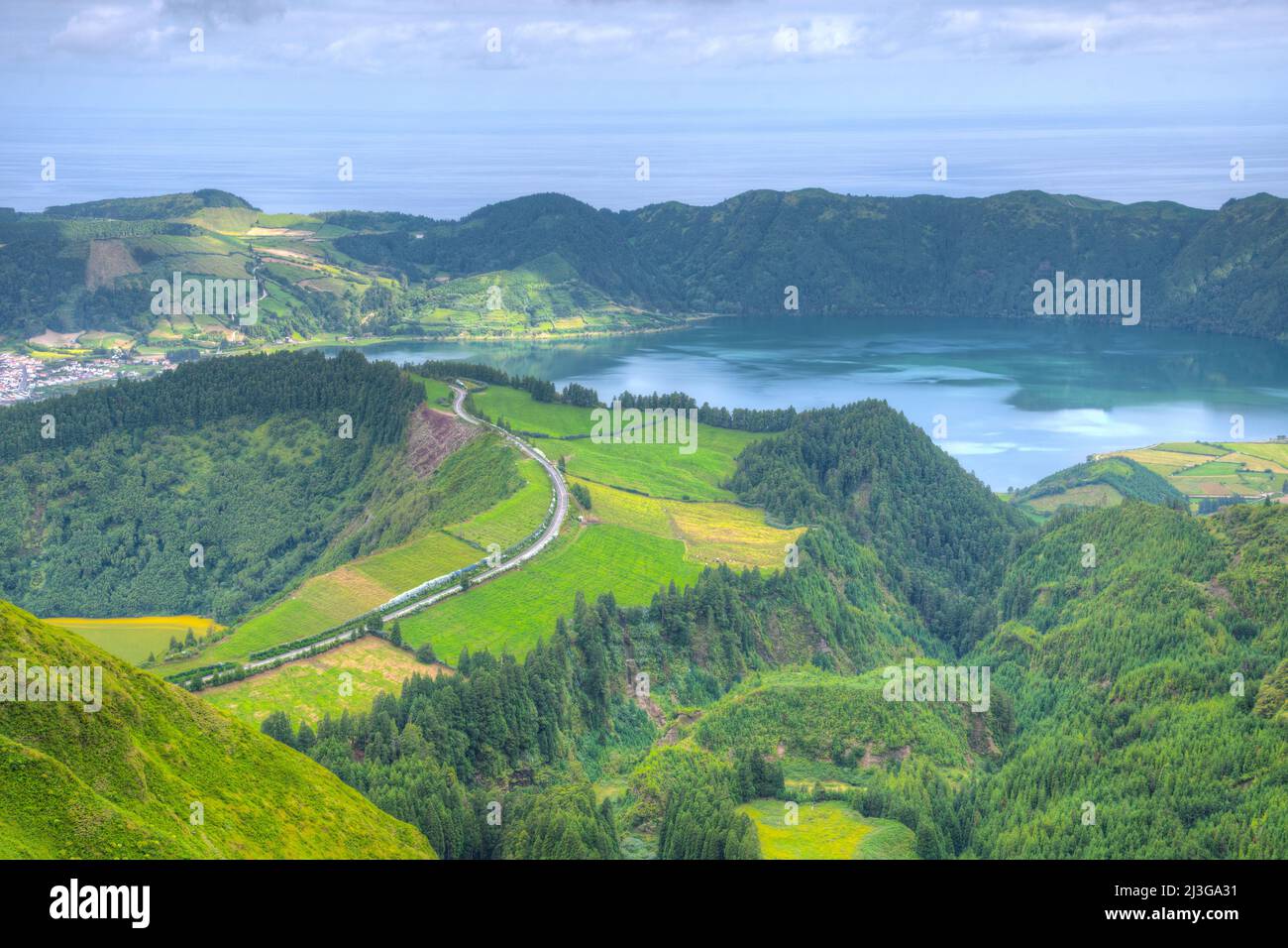 Veduta aerea della caldera di Sete Cidades sull'isola di Sao Miguel delle Azzorre, Portogallo. Foto Stock