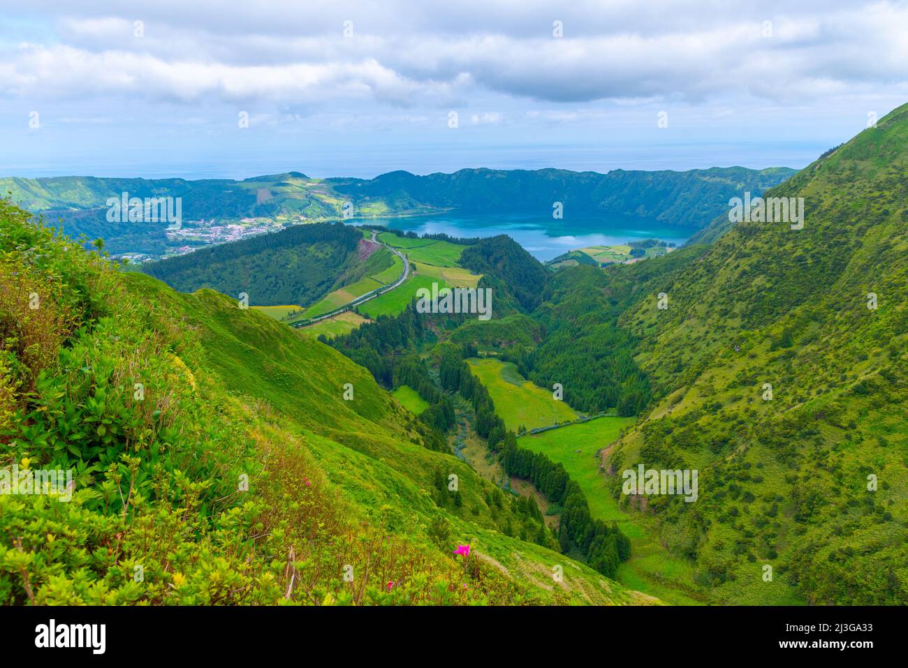 Veduta aerea della caldera di Sete Cidades sull'isola di Sao Miguel delle Azzorre, Portogallo. Foto Stock