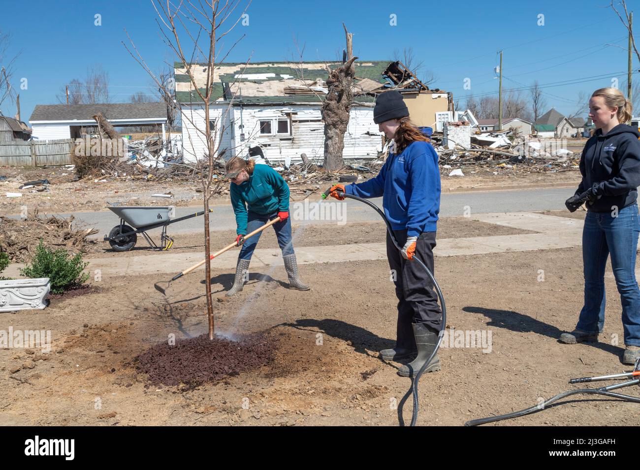 Mayfield, Kentucky - studenti in pausa primaverile dalla Asbury University Plant Trees in Anderson Park. Gli alberi esistenti del parco sono stati distrutti nel dicembre Foto Stock