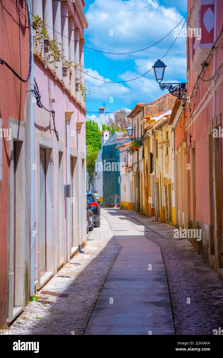 Strada stretta nel centro storico di Tomar in Portogallo. Foto Stock