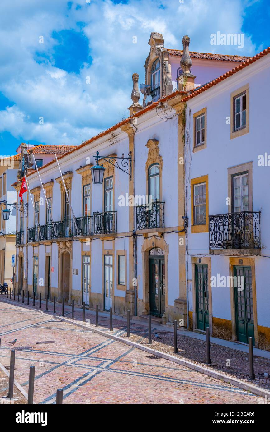 Strada stretta nel centro storico di Tomar in Portogallo. Foto Stock