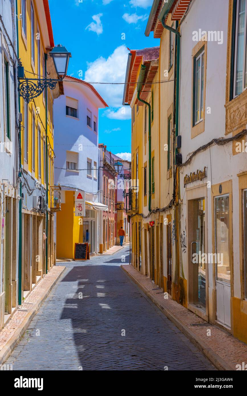 Strada stretta nel centro storico di Tomar in Portogallo. Foto Stock