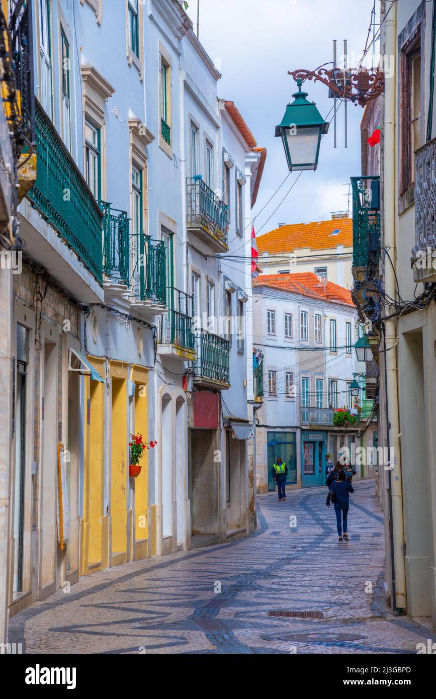 Strada stretta della città vecchia a Santarem città portoghese. Foto Stock