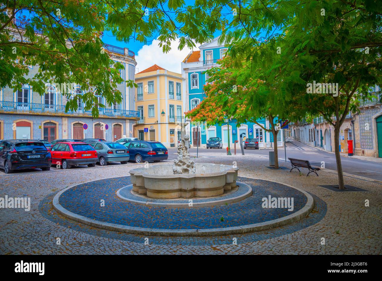 Strada stretta della città vecchia a Santarem città portoghese. Foto Stock