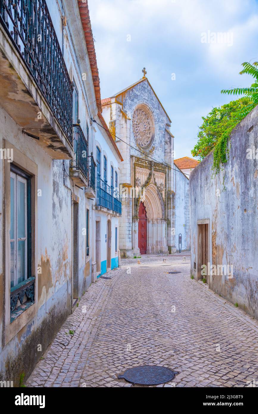 Strada stretta della città vecchia a Santarem città portoghese. Foto Stock