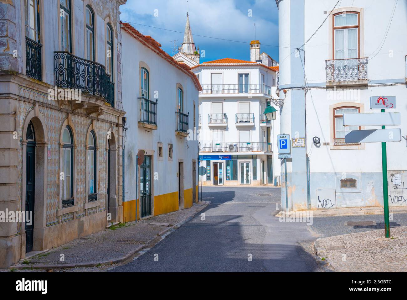 Strada stretta della città vecchia a Santarem città portoghese. Foto Stock