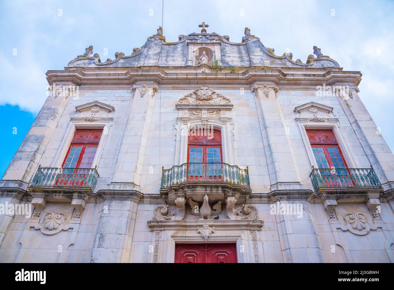 Strada stretta della città vecchia a Santarem città portoghese. Foto Stock