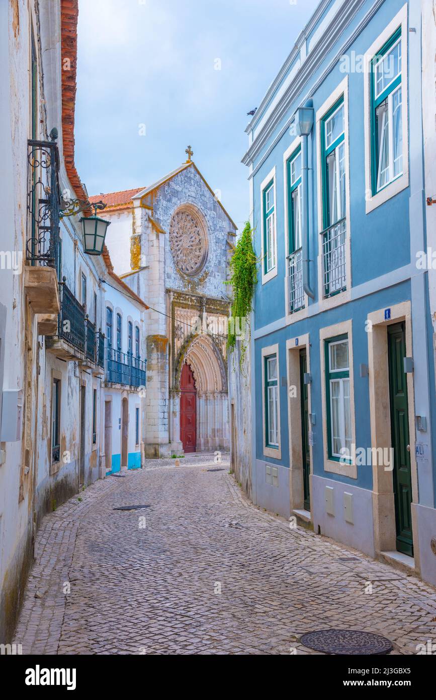Strada stretta della città vecchia a Santarem città portoghese. Foto Stock