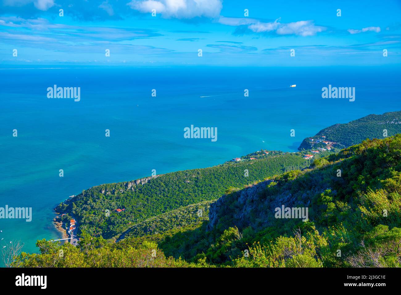 Costa verde del parco naturale di Arrabida vicino a Setubal in Portogallo. Foto Stock