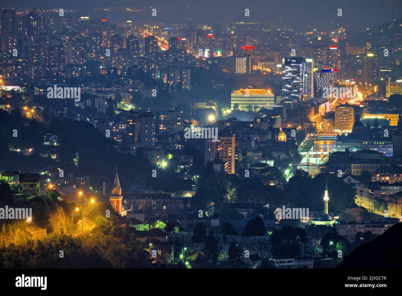 Paesaggio urbano di Sarajevo di notte, Bosnia ed Erzegovina Foto Stock