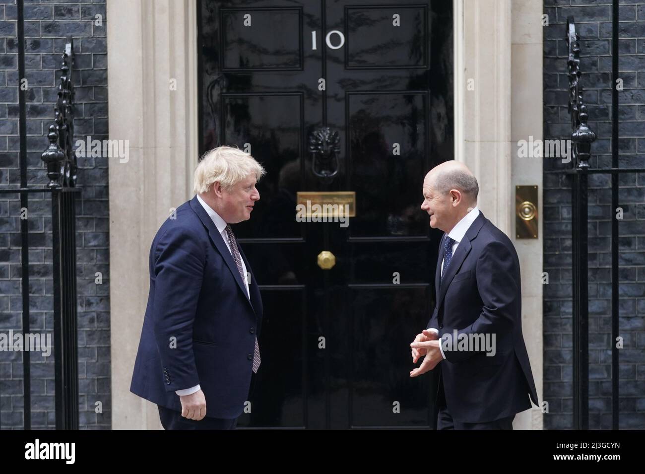 Il cancelliere tedesco OLAF Scholz arriva al 10 Downing Street, Londra, per un incontro con il primo ministro Boris Johnson. Data foto: Venerdì 8 aprile 2022. Foto Stock