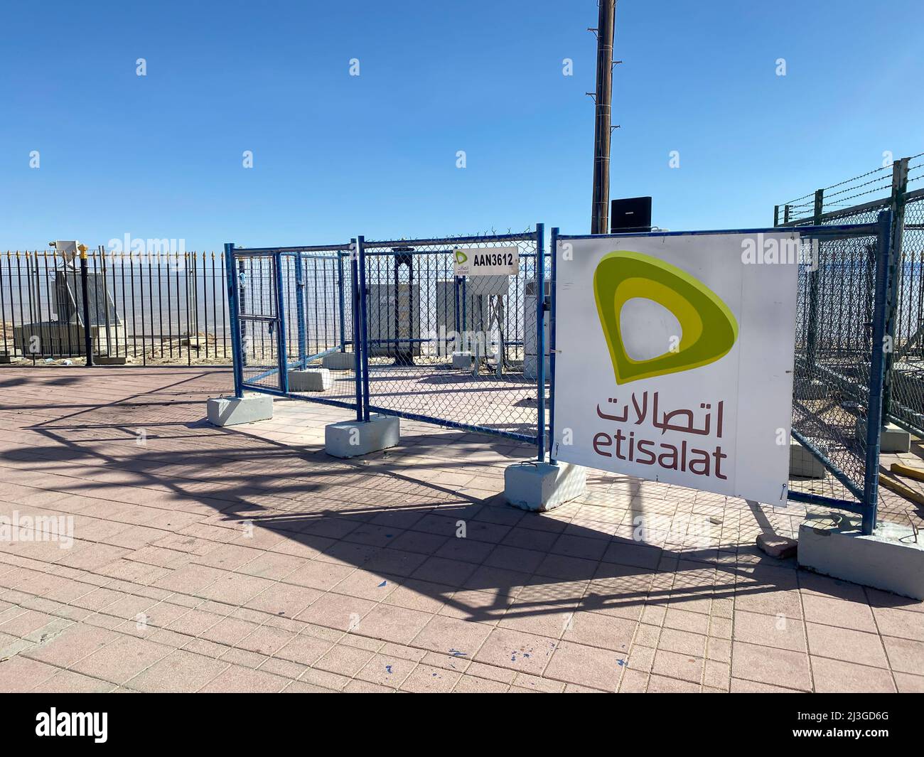 '3.29.2022 - al Ain, Abu Dhabi, Emirati Arabi Uniti - Etisalat Business Logo sign and tower outdoor for Telecommunications in the National Mobile Network Provider w Foto Stock