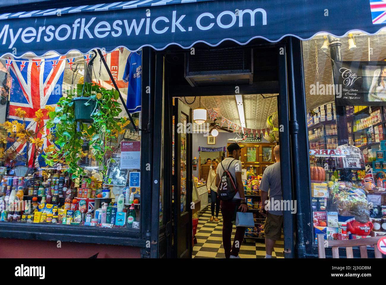 New York, New York, Stati Uniti, Vista all'interno, gastronomia inglese tradizionale, Delicatessan Shop 'Myers of Keswick » People, Man Shopping, New york Deli Foto Stock
