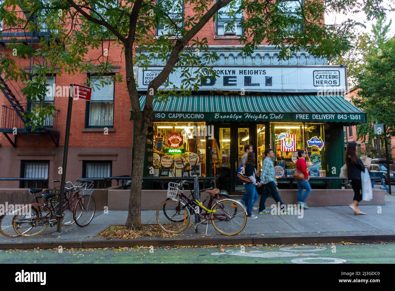 New York City, Brooklyn Heights, New York, Stati Uniti, People Walking in Front, Outside, Street Scene, New york deli, Delicatessen Shop Front Foto Stock