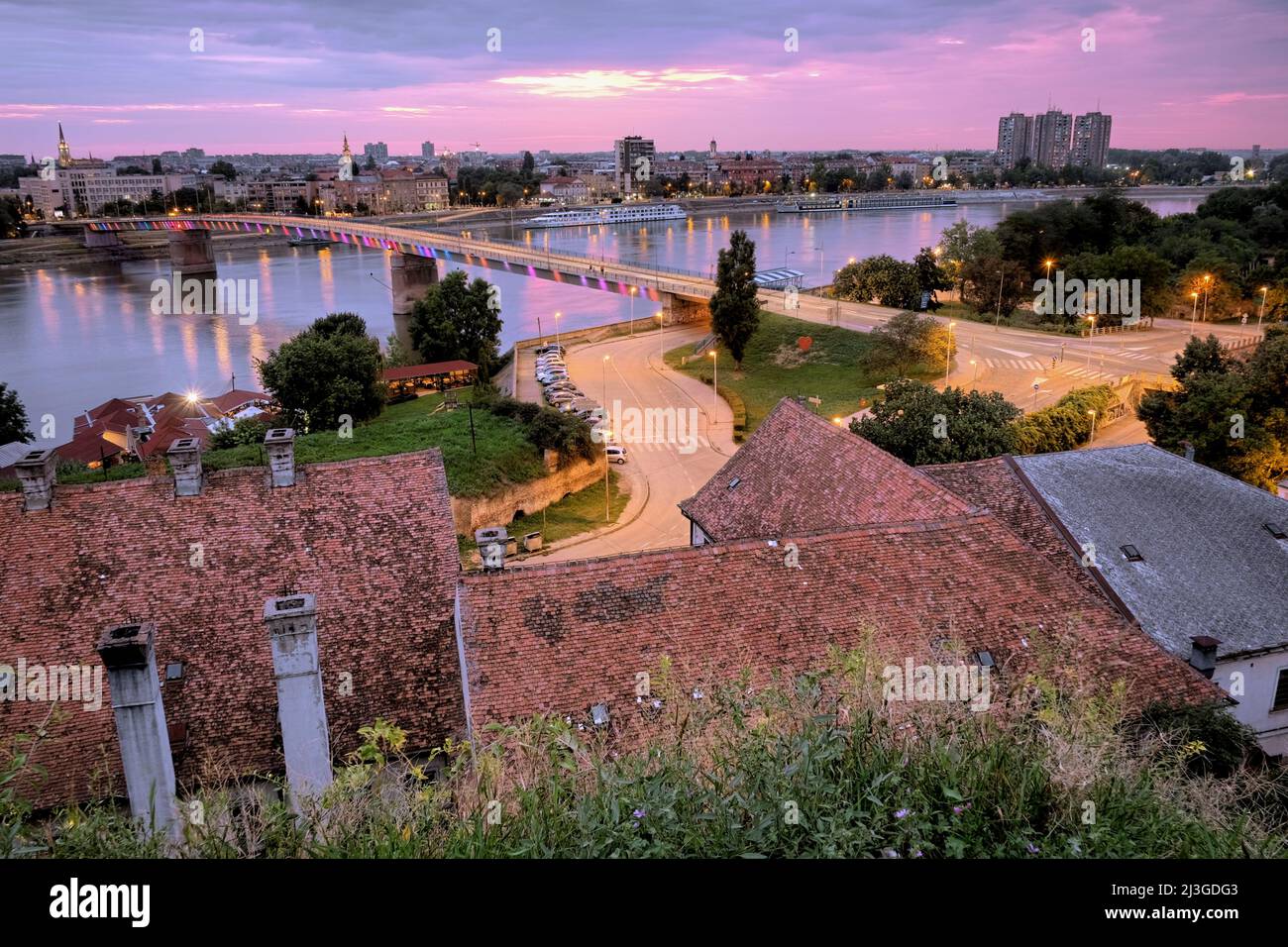 Paesaggio urbano Novi Sad con ponte di illuminazione sul Danubio al crepuscolo, Serbia Foto Stock
